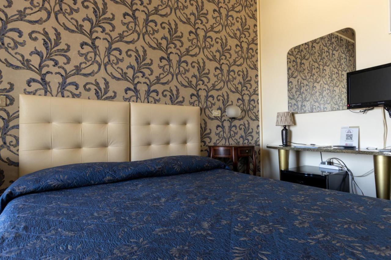 Hotel River Fronte Mare Con Piscina Rimini Ngoại thất bức ảnh