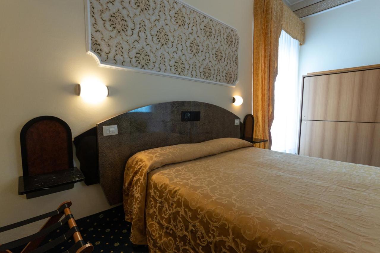 Hotel River Fronte Mare Con Piscina Rimini Ngoại thất bức ảnh