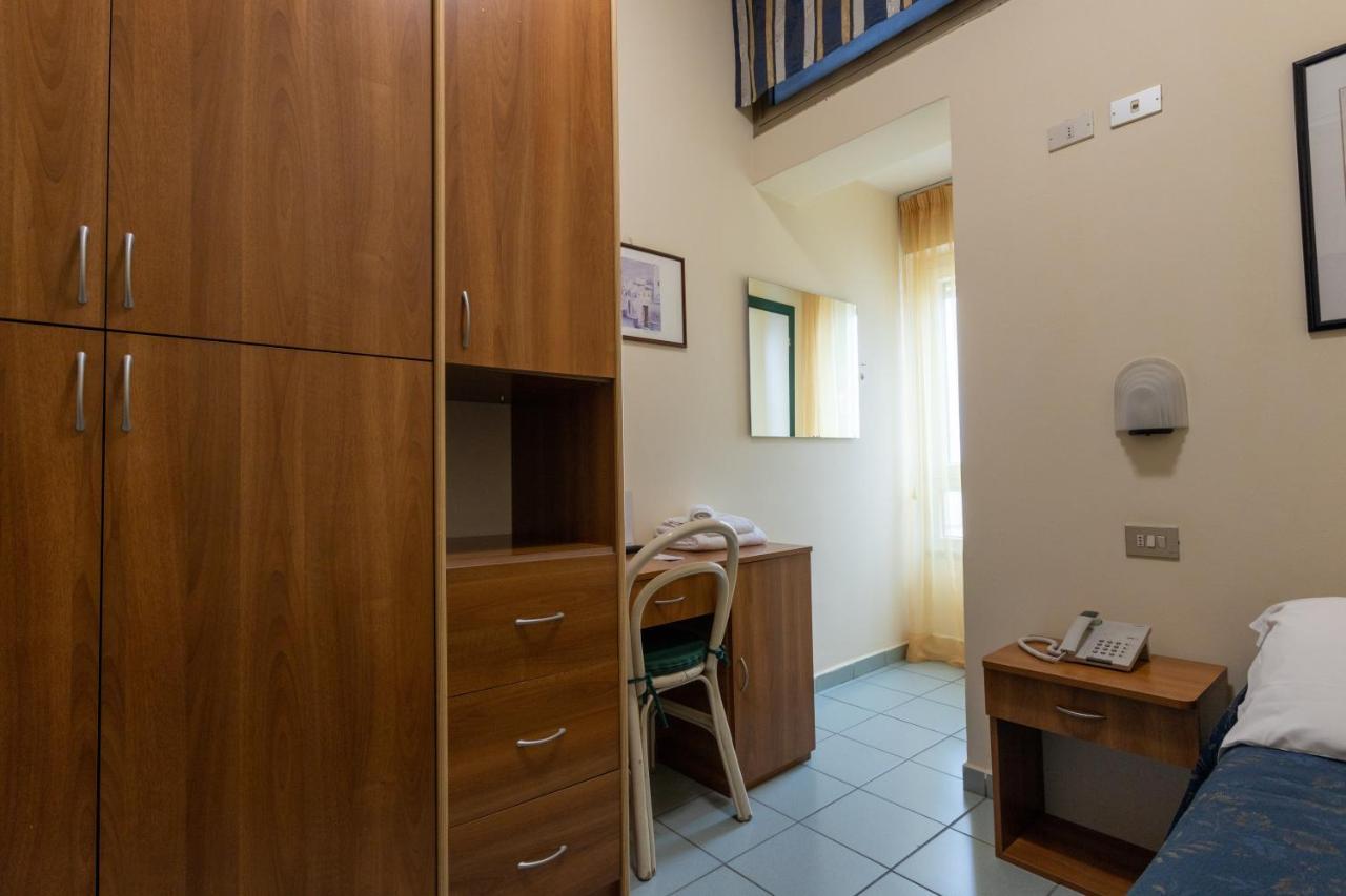 Hotel River Fronte Mare Con Piscina Rimini Ngoại thất bức ảnh
