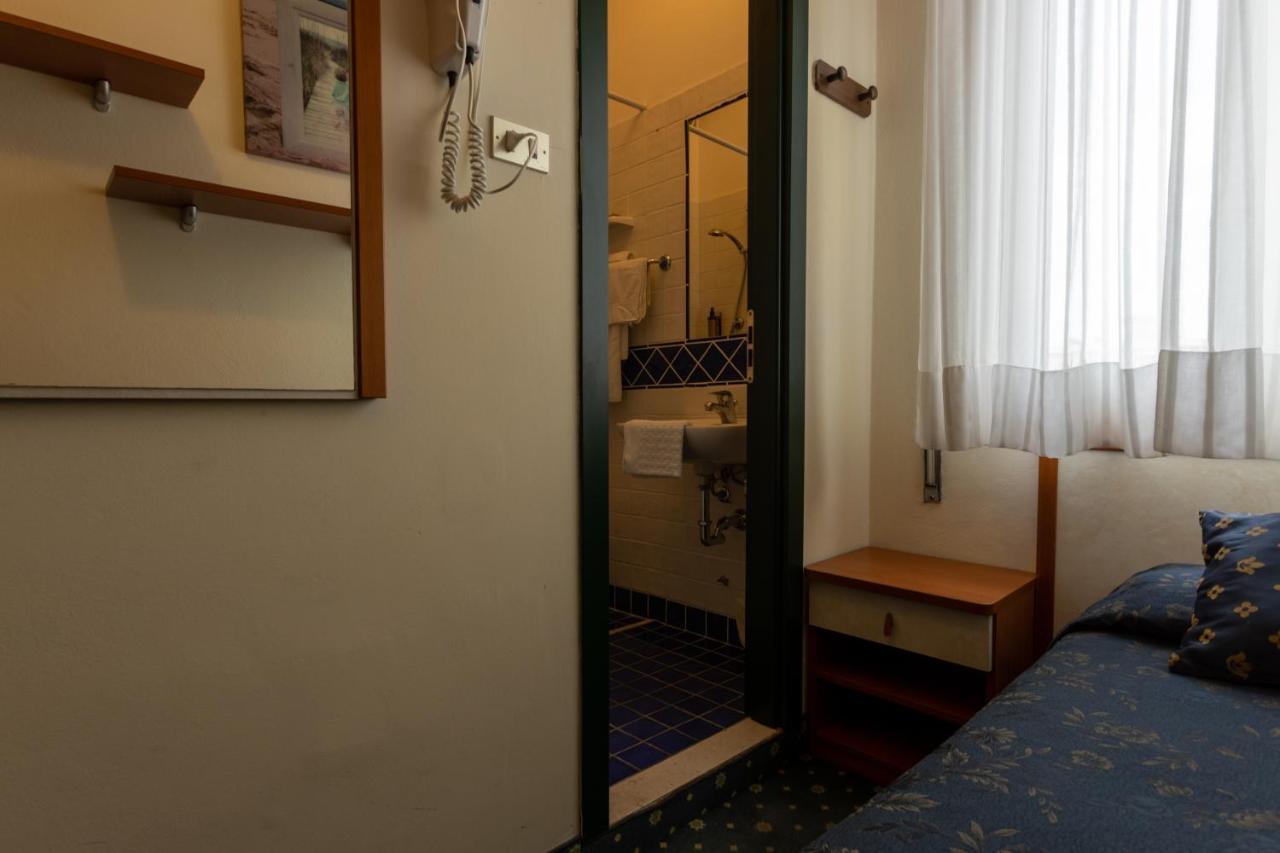 Hotel River Fronte Mare Con Piscina Rimini Ngoại thất bức ảnh