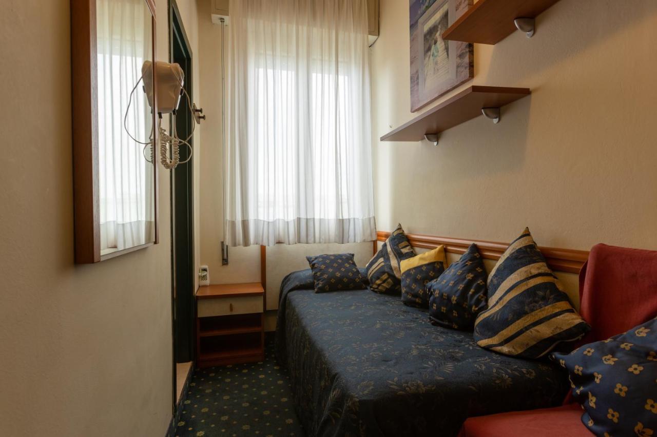 Hotel River Fronte Mare Con Piscina Rimini Ngoại thất bức ảnh