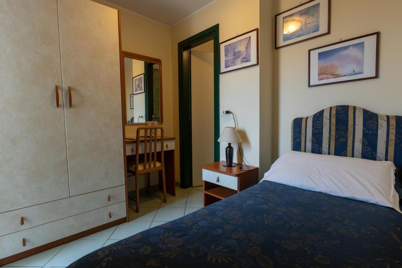 Hotel River Fronte Mare Con Piscina Rimini Ngoại thất bức ảnh