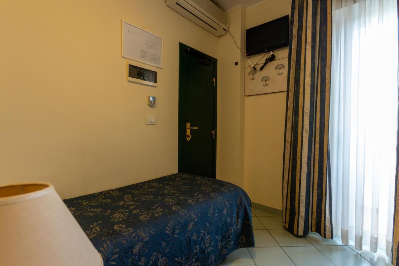 Hotel River Fronte Mare Con Piscina Rimini Ngoại thất bức ảnh