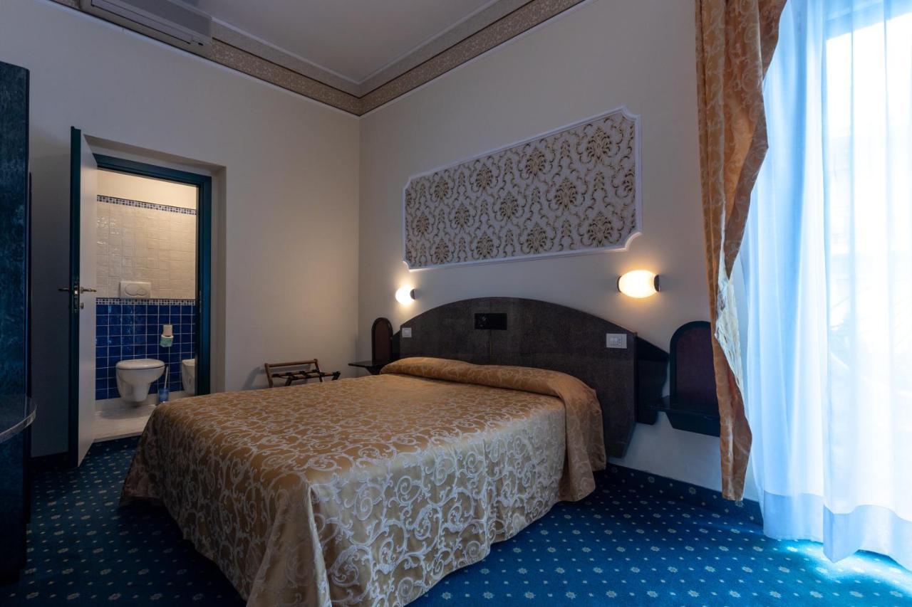 Hotel River Fronte Mare Con Piscina Rimini Ngoại thất bức ảnh
