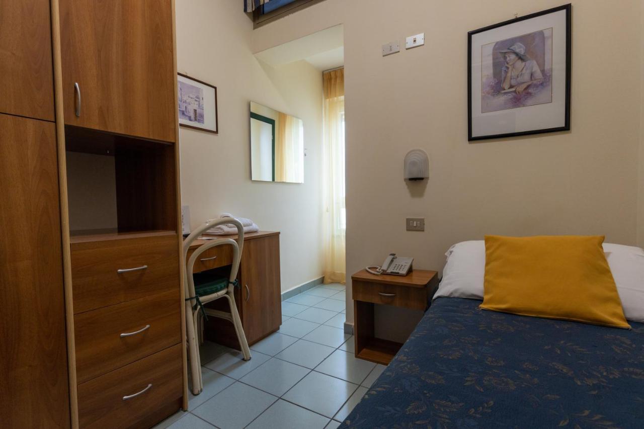 Hotel River Fronte Mare Con Piscina Rimini Ngoại thất bức ảnh