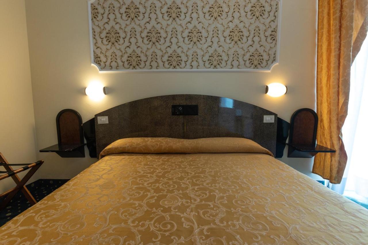 Hotel River Fronte Mare Con Piscina Rimini Ngoại thất bức ảnh