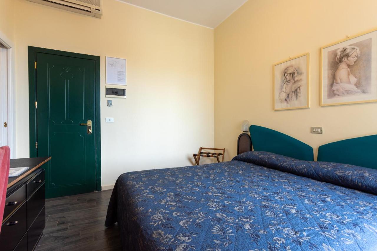 Hotel River Fronte Mare Con Piscina Rimini Ngoại thất bức ảnh