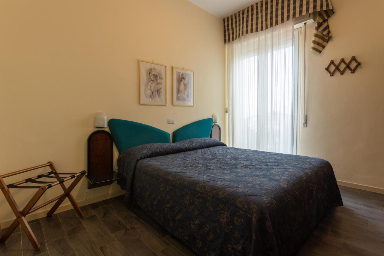 Hotel River Fronte Mare Con Piscina Rimini Ngoại thất bức ảnh