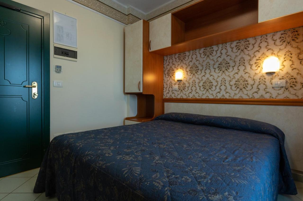 Hotel River Fronte Mare Con Piscina Rimini Ngoại thất bức ảnh