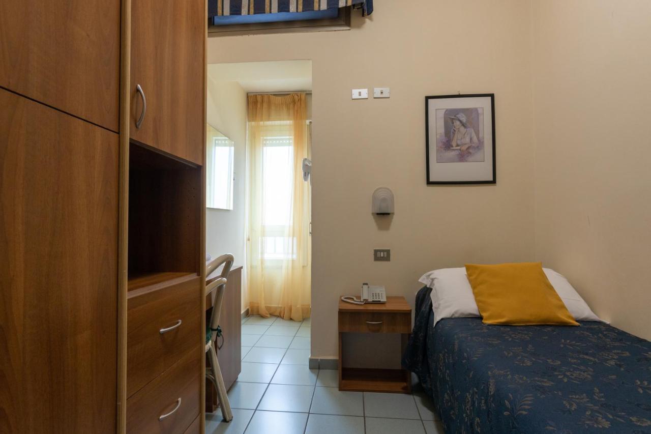 Hotel River Fronte Mare Con Piscina Rimini Ngoại thất bức ảnh