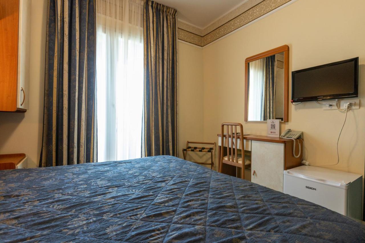 Hotel River Fronte Mare Con Piscina Rimini Ngoại thất bức ảnh