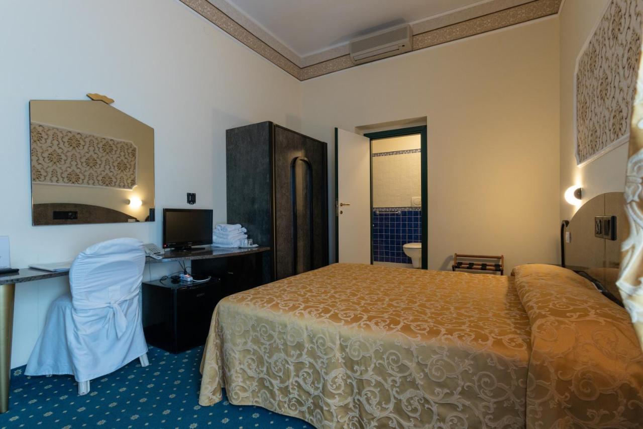 Hotel River Fronte Mare Con Piscina Rimini Ngoại thất bức ảnh