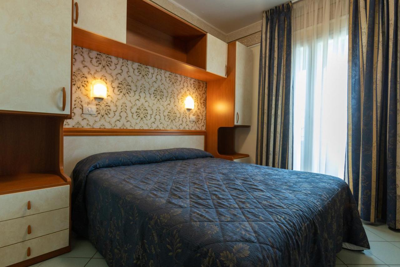 Hotel River Fronte Mare Con Piscina Rimini Ngoại thất bức ảnh