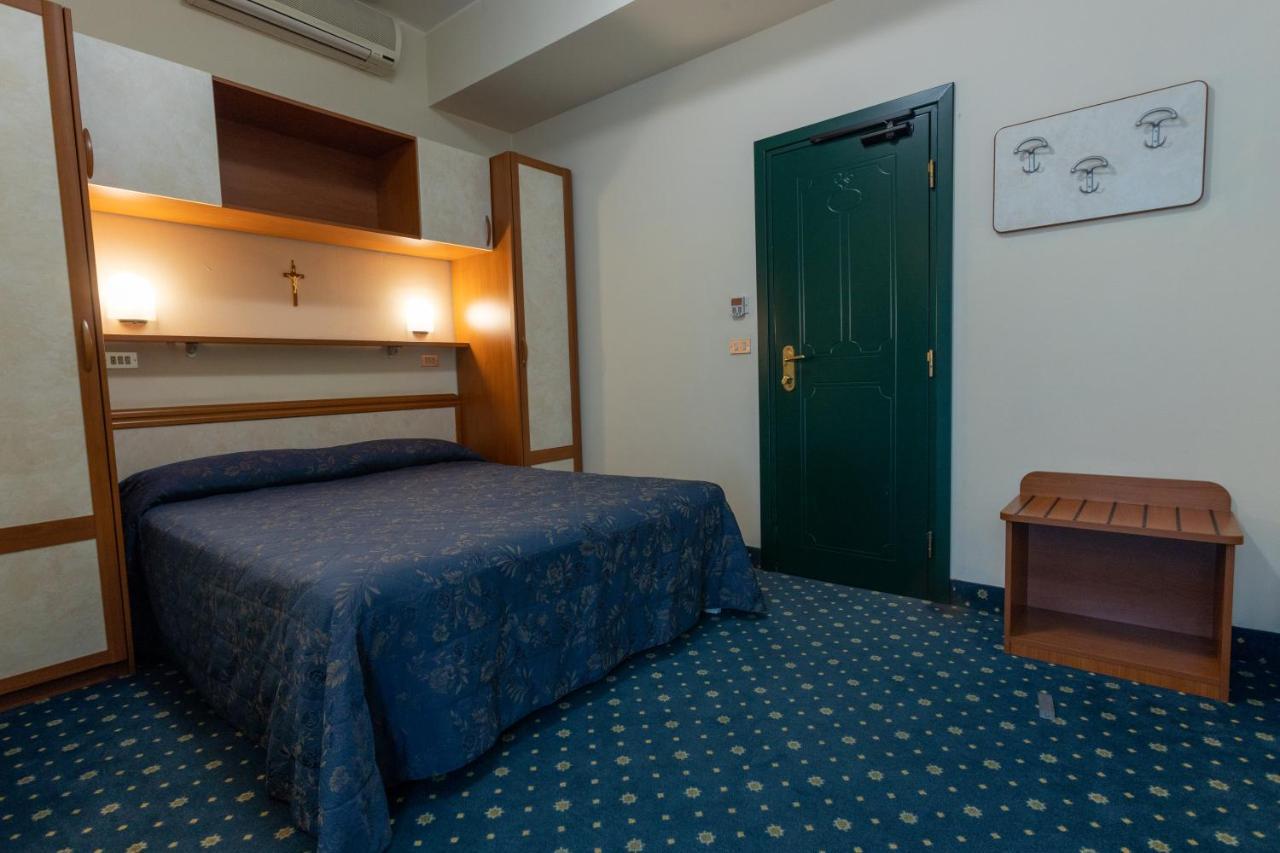 Hotel River Fronte Mare Con Piscina Rimini Ngoại thất bức ảnh