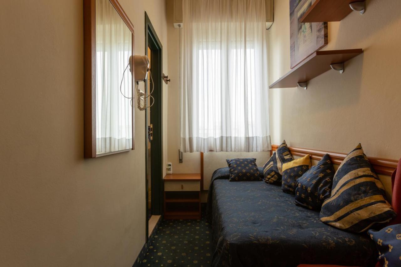 Hotel River Fronte Mare Con Piscina Rimini Ngoại thất bức ảnh