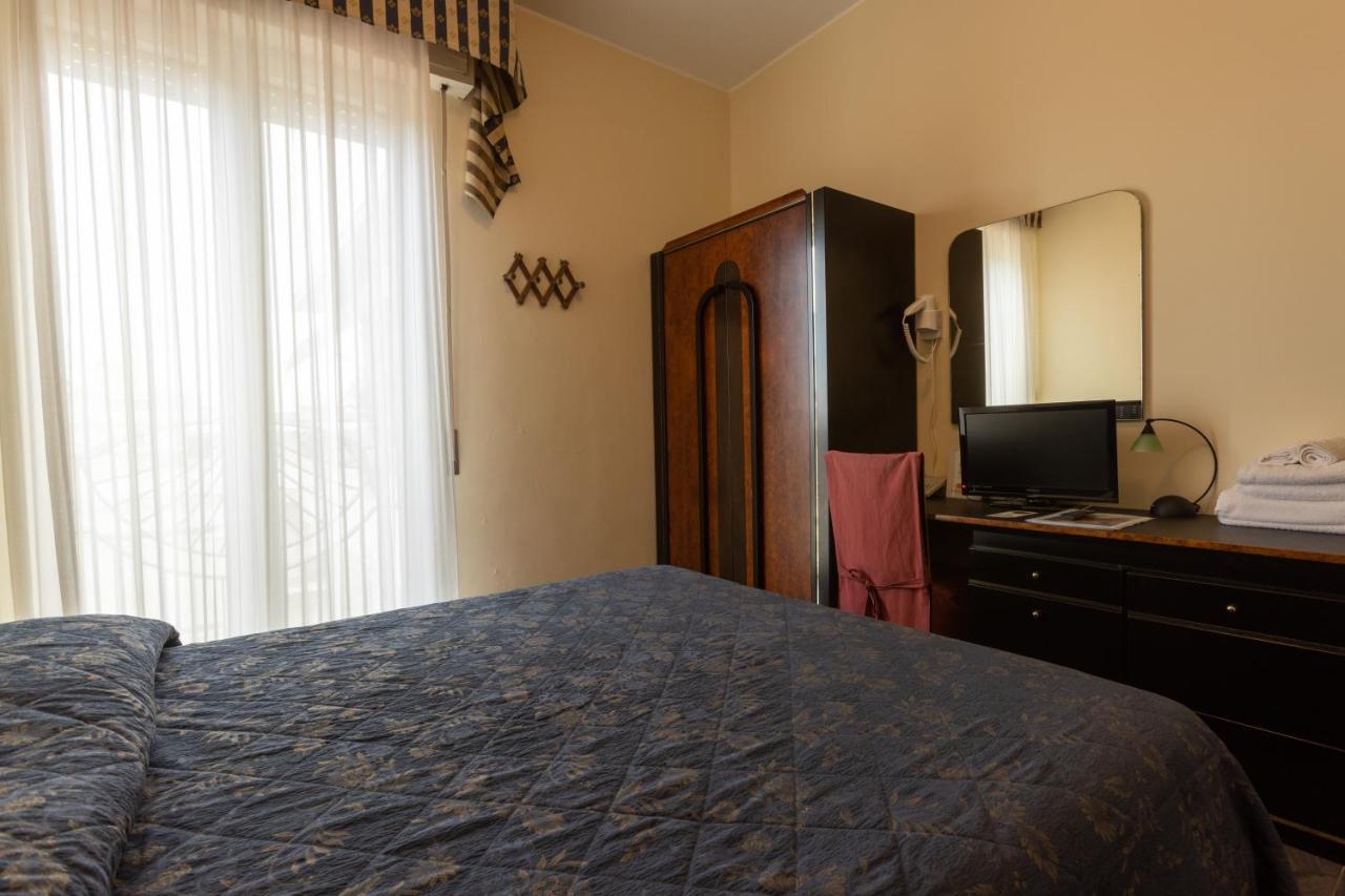 Hotel River Fronte Mare Con Piscina Rimini Ngoại thất bức ảnh