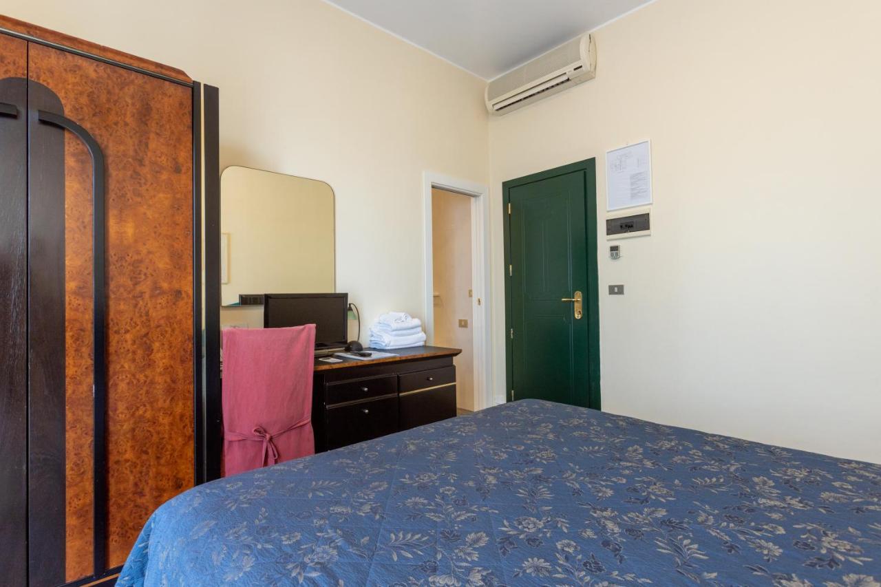 Hotel River Fronte Mare Con Piscina Rimini Ngoại thất bức ảnh