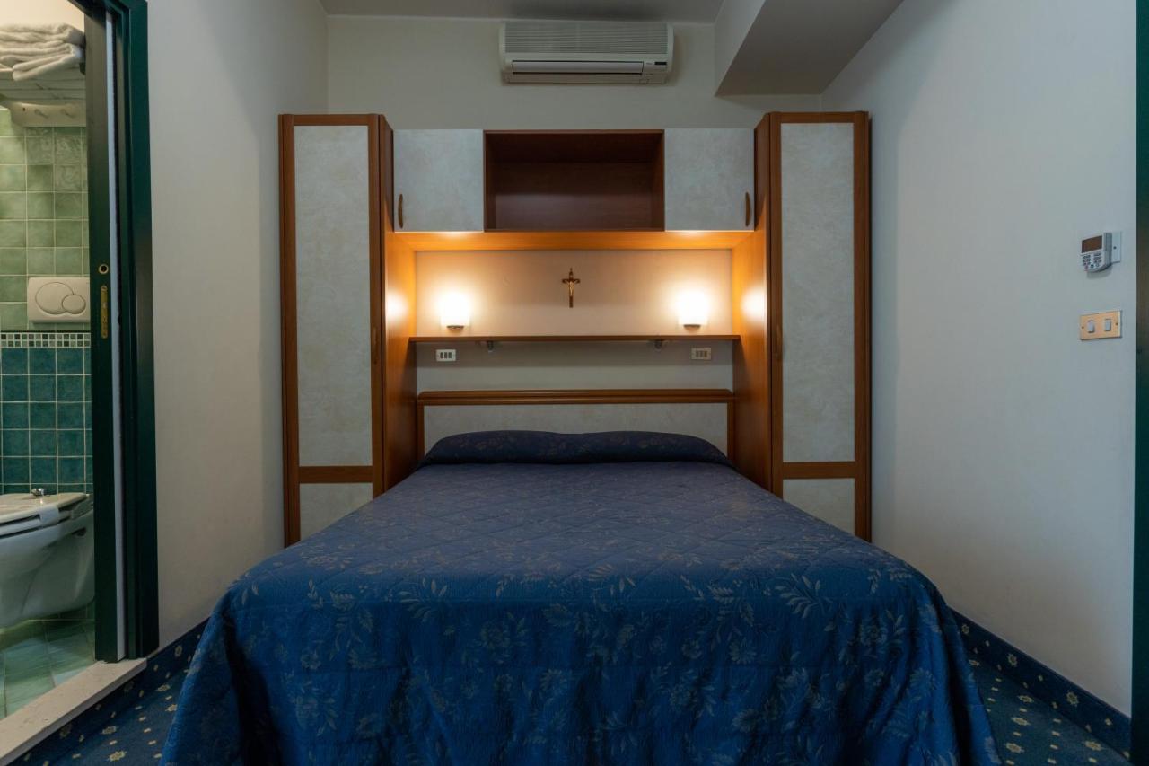 Hotel River Fronte Mare Con Piscina Rimini Ngoại thất bức ảnh