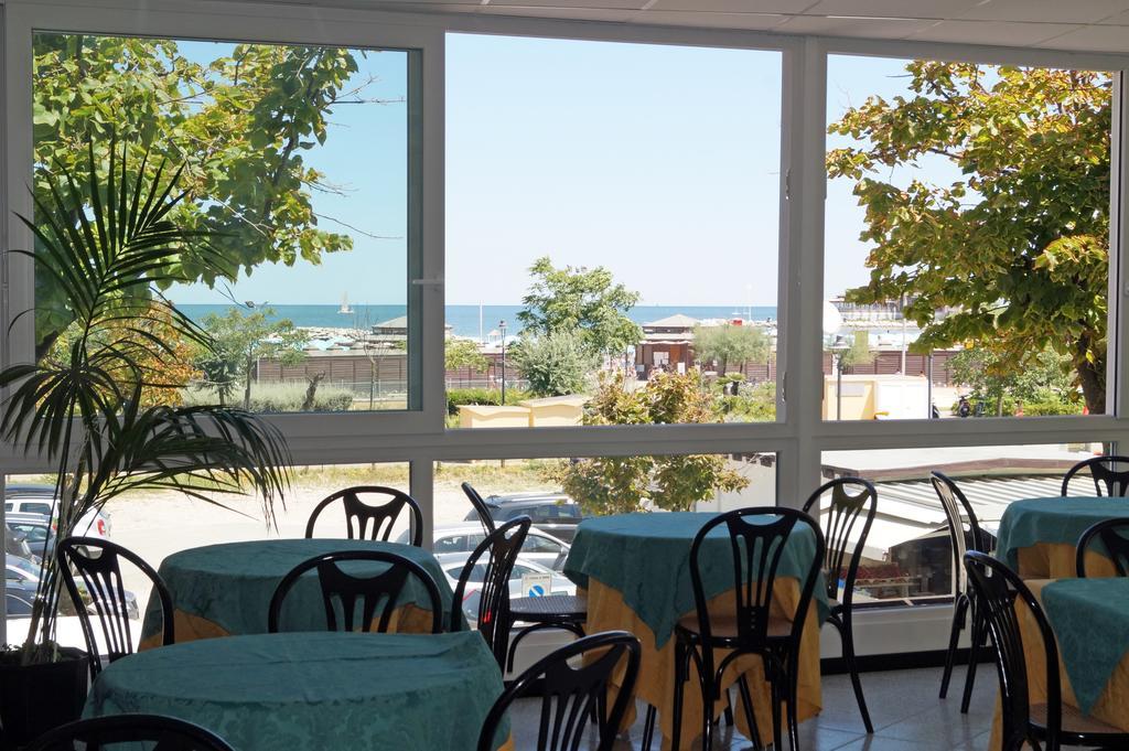 Hotel River Fronte Mare Con Piscina Rimini Ngoại thất bức ảnh